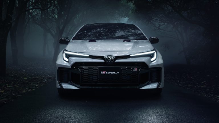 Toyota GR Corolla 2026 chega ao mercado com olhar no Golf GTI