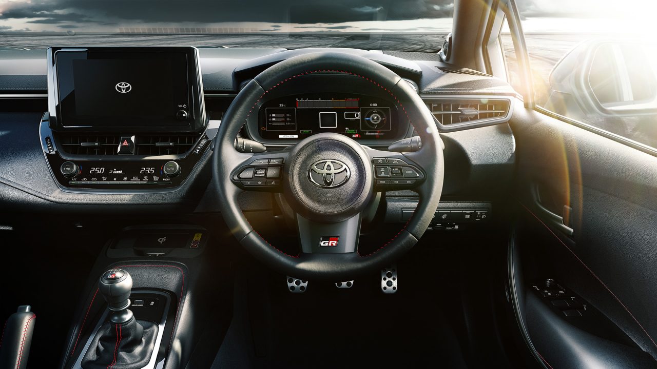 Toyota GR Corolla 2026 chega ao mercado com olhar no Golf GTI
