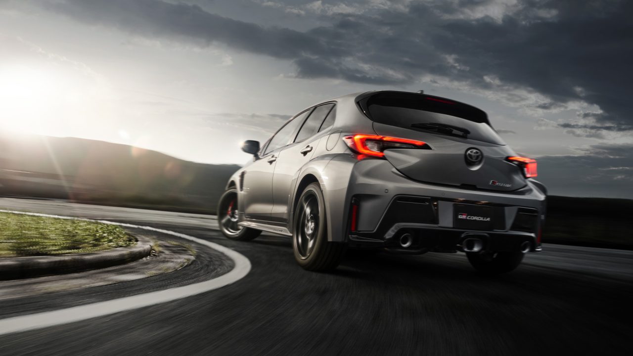 Toyota GR Corolla 2026 chega ao mercado com olhar no Golf GTI
