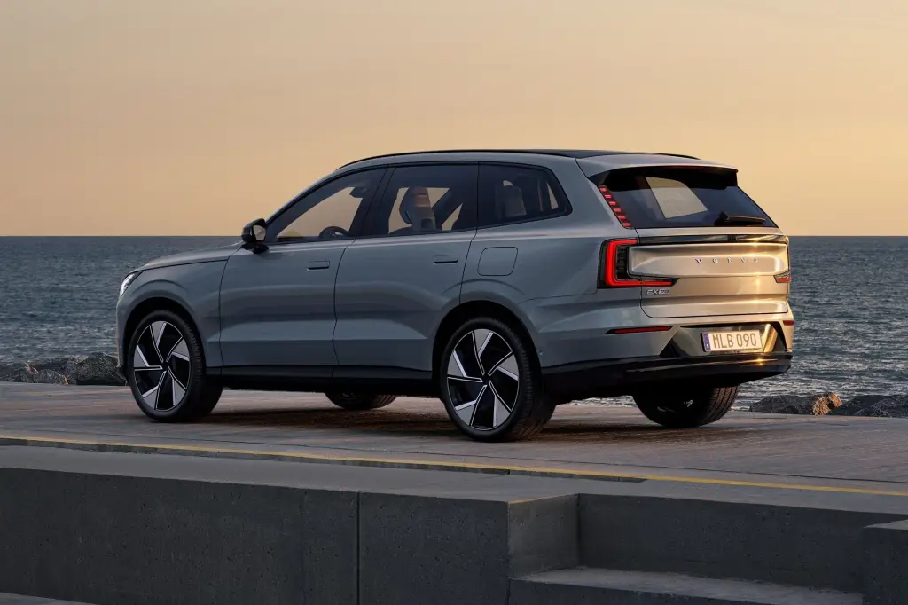 Volvo EX90 2026 recarrega 250 km em apenas 10 minutos