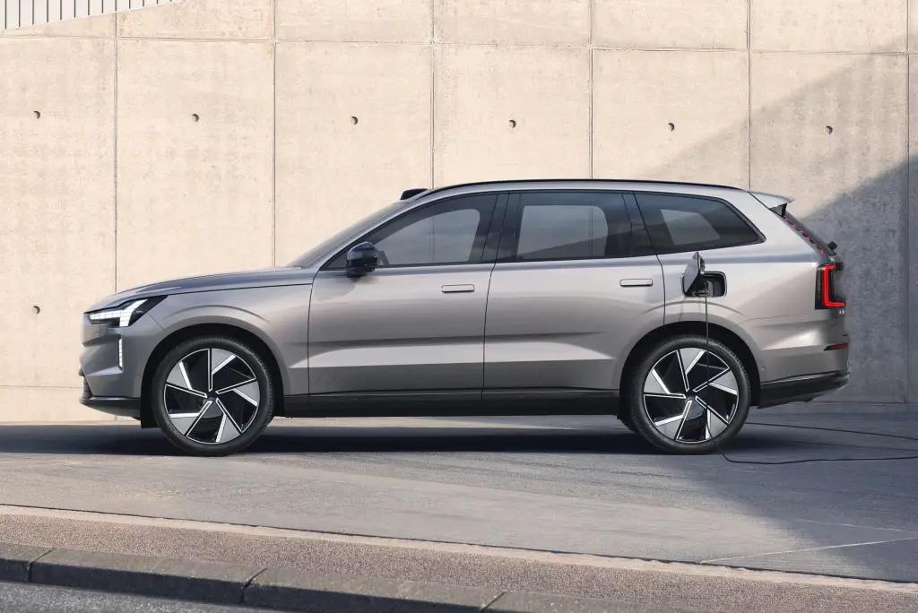 Volvo EX90 2026 recarrega 250 km em apenas 10 minutos