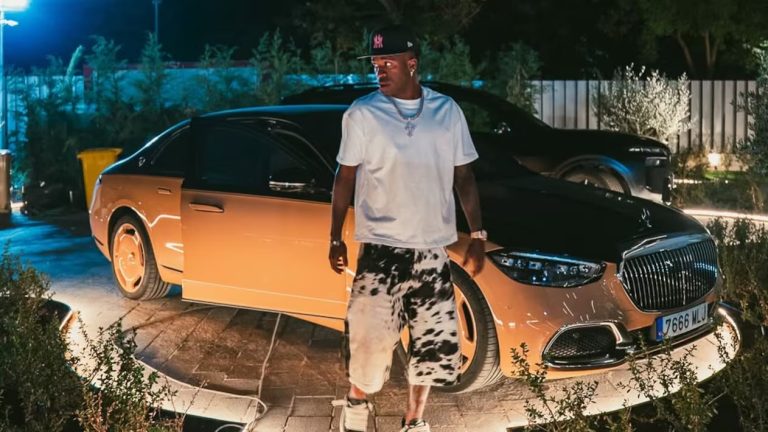 Vini Jr. exibe Mercedes exclusivo de R$ 2,5 milhões assinado por estilista famoso
