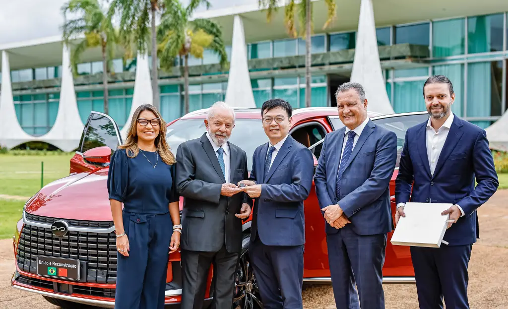 Presidência recebe carros elétricos e carregadores da GM e WEG