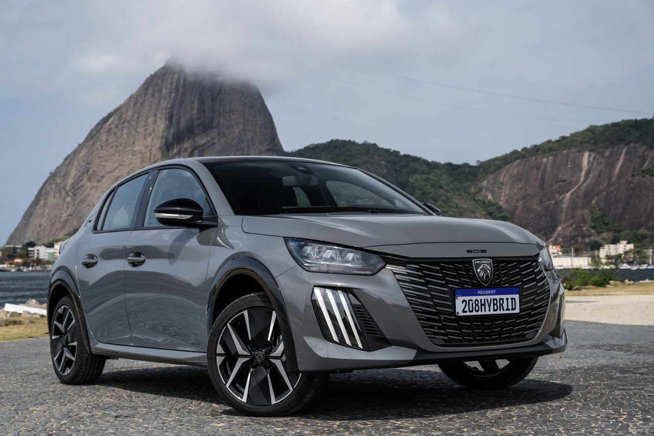 Novos Peugeot 208 e 2008 híbridos chegam com pacote Mopar exclusivo