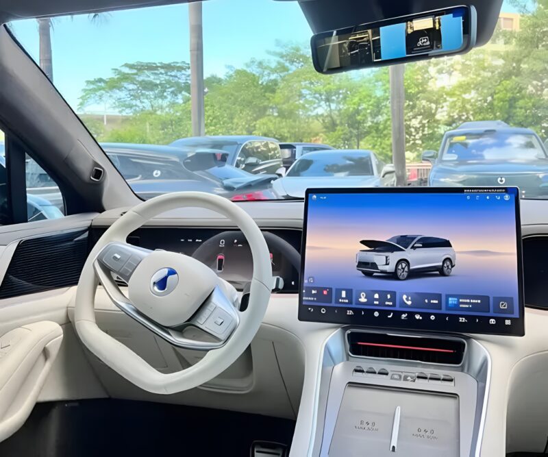 Prestes a estrear no Brasil, divisão de luxo da BYD apresenta interior do Denza N8L