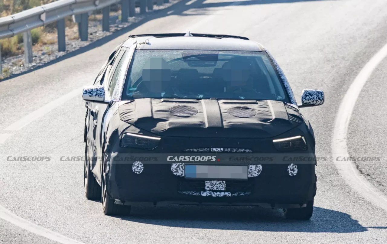 Nova geração do Hyundai HB20 é flagrada em testes com visual inspirado no Ioniq 5