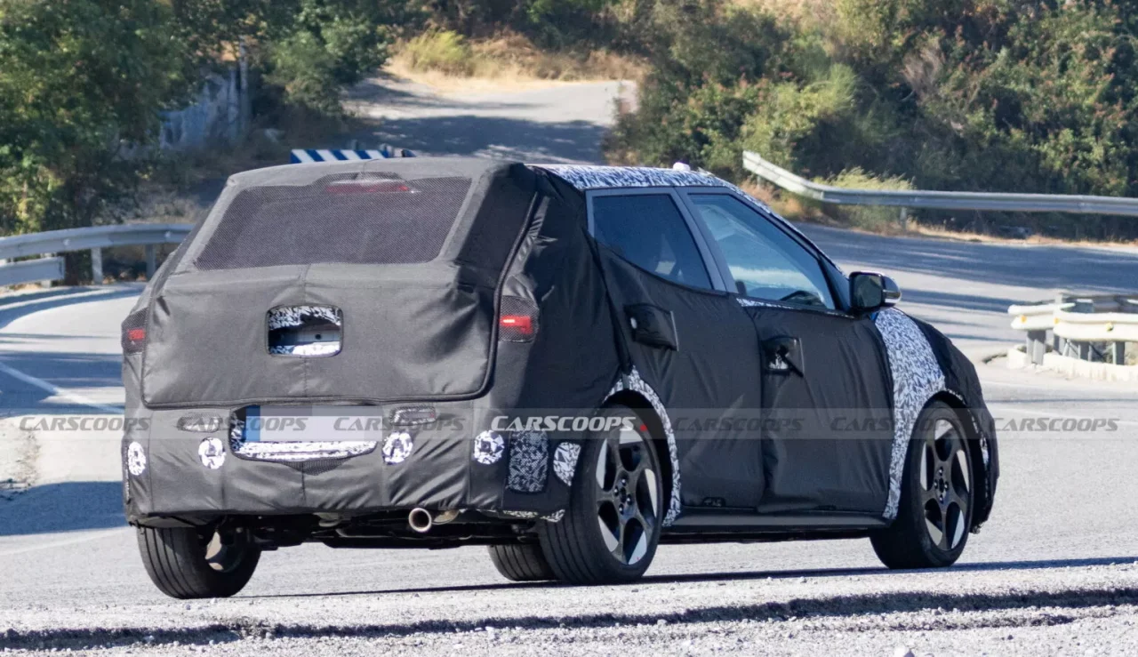 Nova geração do Hyundai HB20 é flagrada em testes com visual inspirado no Ioniq 5