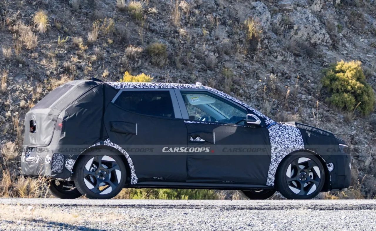 Nova geração do Hyundai HB20 é flagrada em testes com visual inspirado no Ioniq 5