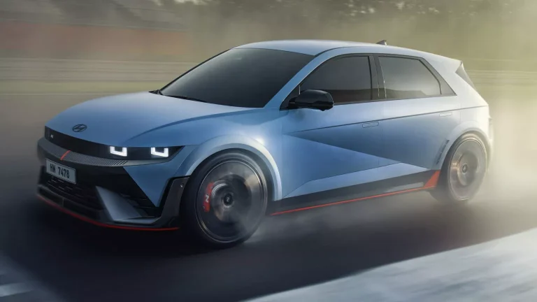 Nova geração do Hyundai HB20 é flagrada em testes com visual inspirado no Ioniq 5