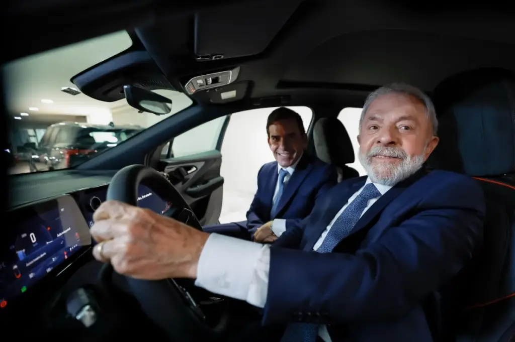 Presidência recebe carros elétricos e carregadores da GM e WEG