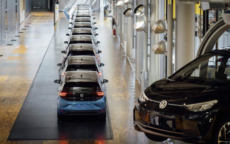 Volkswagen corta produção na Europa diante da baixa procura por elétricos