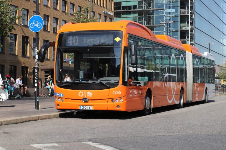 Mundo já tem 635 mil ônibus elétricos; Brasil ainda engatinha
