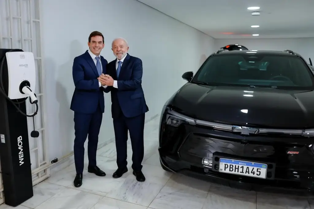 Presidência recebe carros elétricos e carregadores da GM e WEG