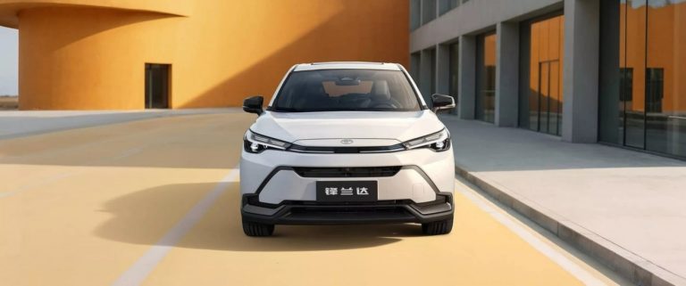 Toyota lança Corolla Cross chinês com frente inédita e tela gigante de 13"