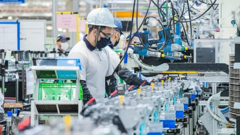 Metalúrgicos da Toyota aprovam férias coletivas e lay-off após destruição de fábrica