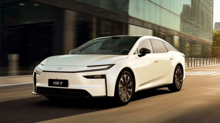 Toyota lança o novo sedan elétrico bZ7, maior que o Corolla