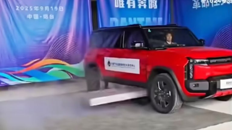 Chineses testam sistema que ejeta bateria de carro elétrico em incêndios