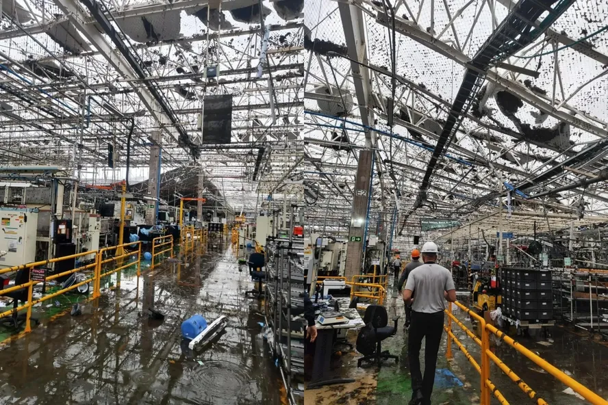 Temporal causa destruição e paralisa produção da Toyota em SP