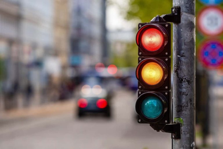 Semáforo de 4 cores pode ser a solução para o trânsito, dizem especialistas dos EUA