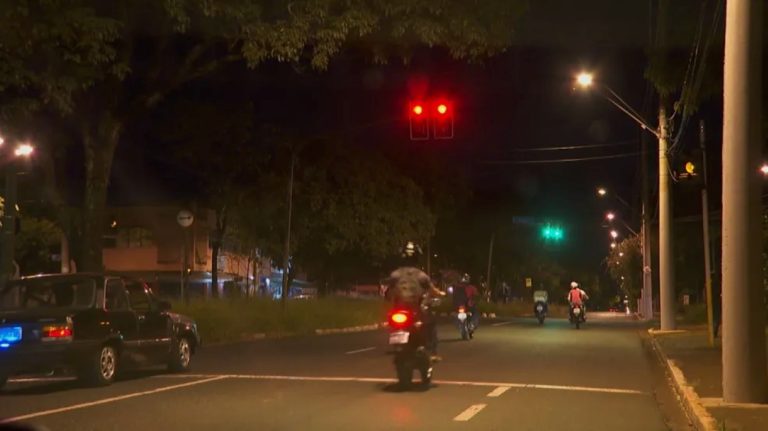 Maceió autoriza avanço em sinal vermelho durante a madrugada