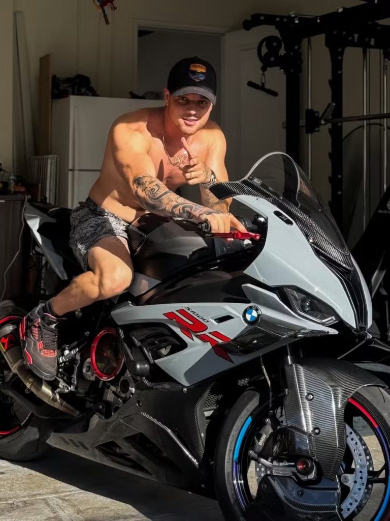 Marido da filha de Gugu exibe coleção de R$ 7 milhões e nova moto de luxo