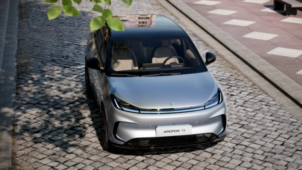 BYD Dolphin ganha concorrente de peso com o Arcfox T1 que custa R$ 47 mil