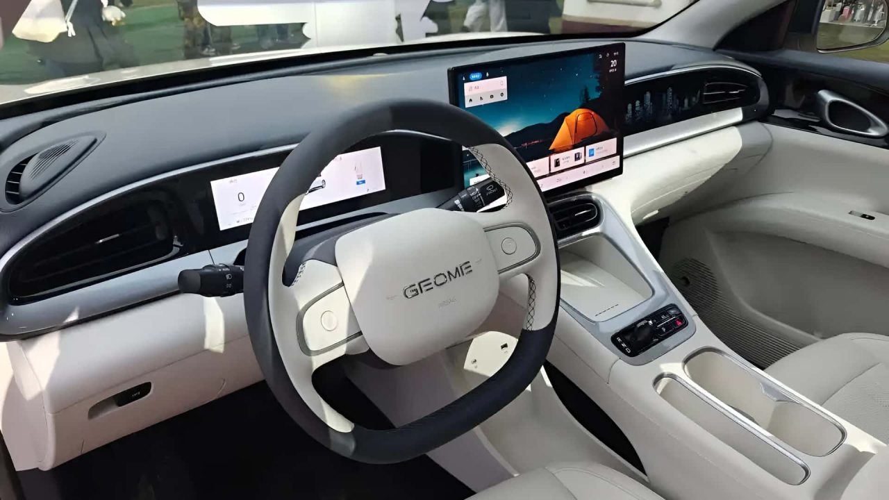Geely EX2 é flagrado no Brasil para disputar com o BYD Dolphin