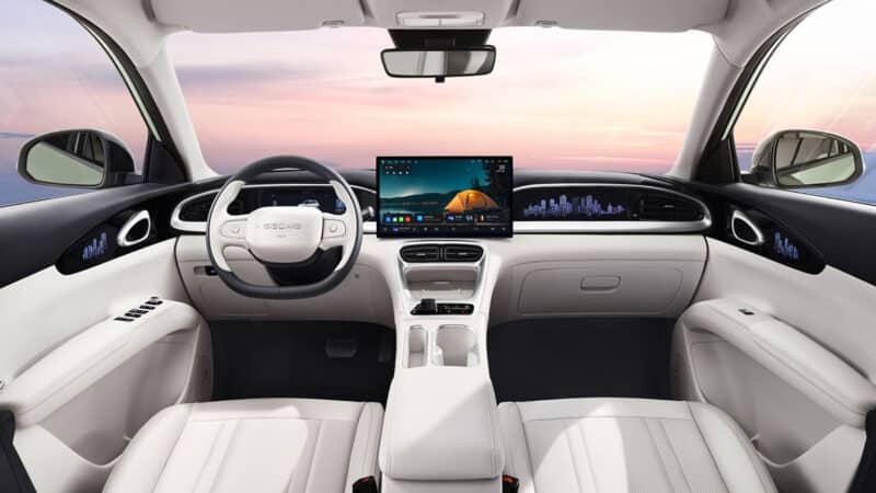 Geely EX2 chega ao Brasil para disputar o mercado com BYD Dolphin