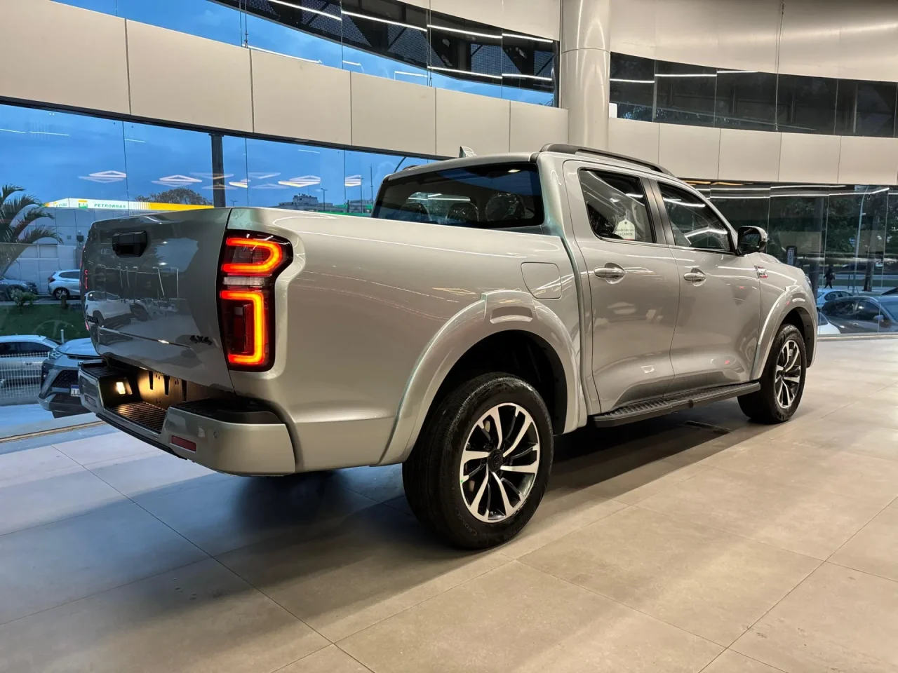 Poer P30 marca estratégia diferente da GWM frente à BYD Shark