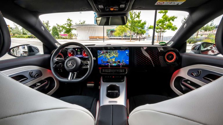 Mercedes-Benz resgata botões físicos nos painéis de seus carros