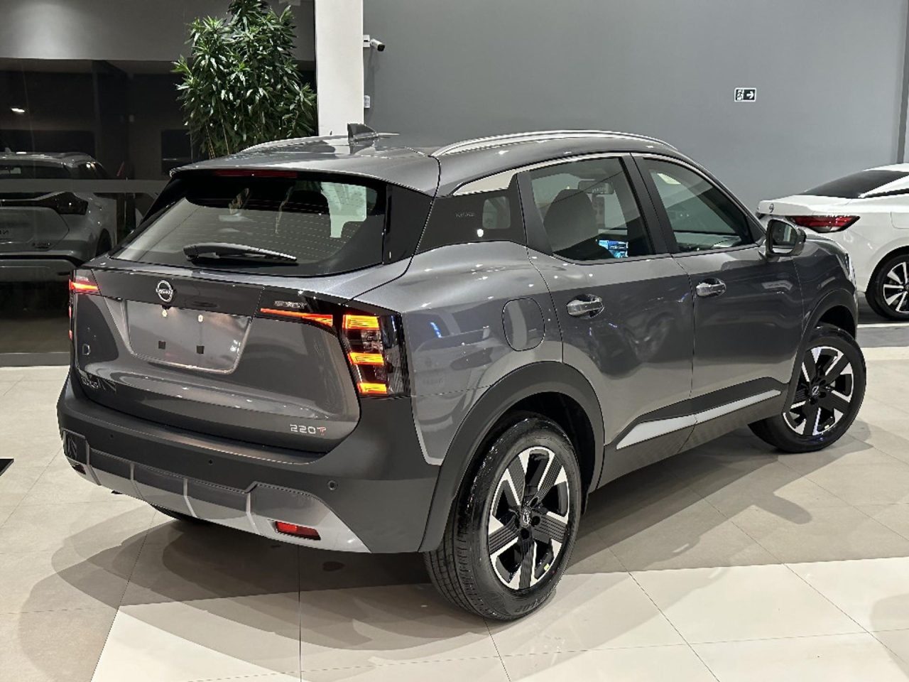 Nissan Kicks Platinum recebe desconto de R$ 21 mil para PcD em setembro