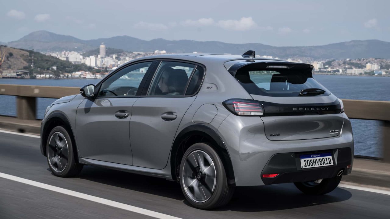 Peugeot 208 2026 adota híbrido leve dos Fiat Pulse e Fastback