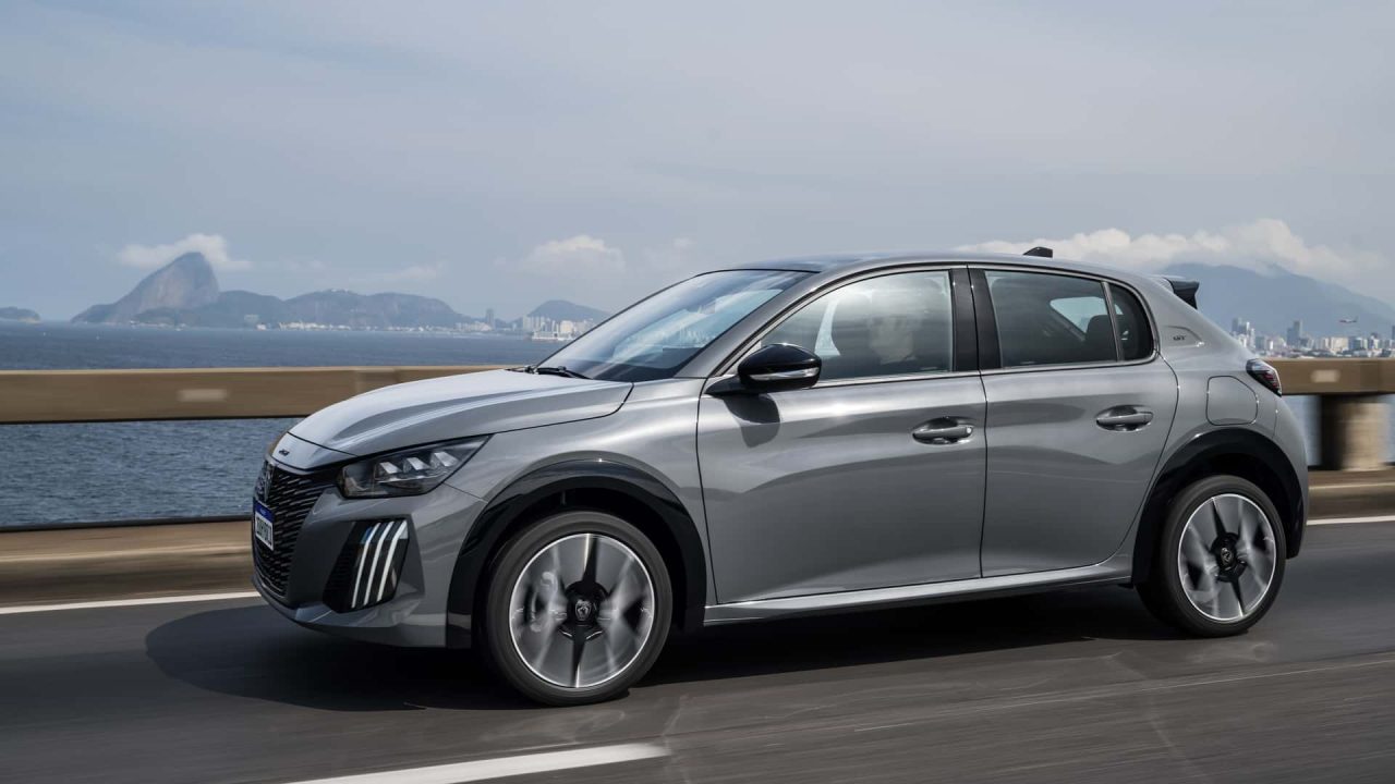 Peugeot 208 2026 adota híbrido leve dos Fiat Pulse e Fastback
