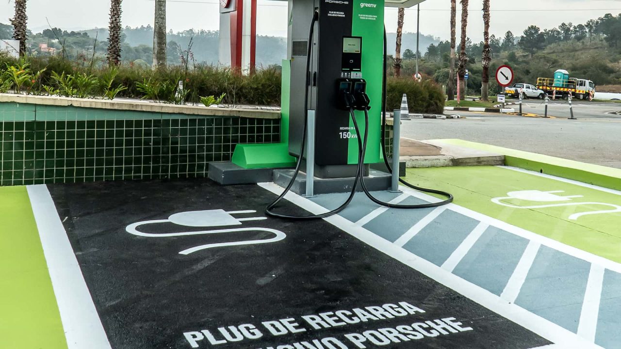 Porsche amplia rede de carregadores ultrarrápidos no Brasil