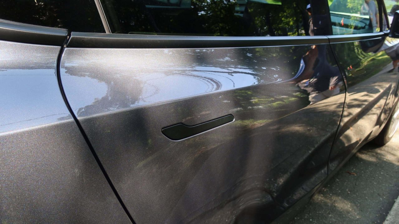 Maçanetas da Tesla geram preocupações após acidentes nos EUA
