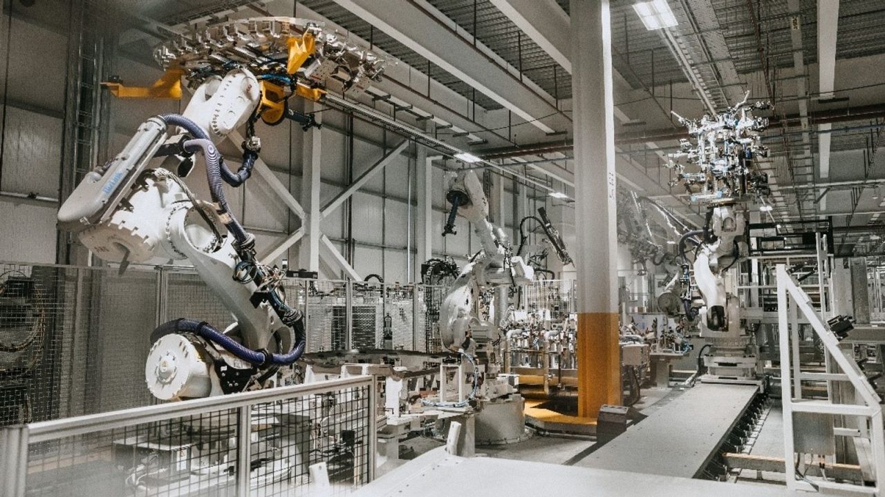 Ataque cibernético paralisa Jaguar Land Rover por um mês no Reino Unido
