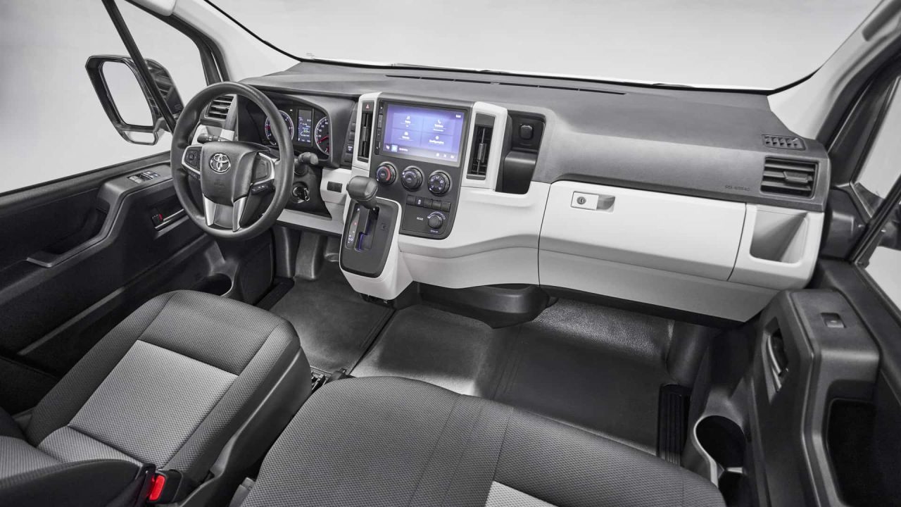 Toyota Hiace estreia no Brasil por R$ 364.990 e mira Fiat Ducato