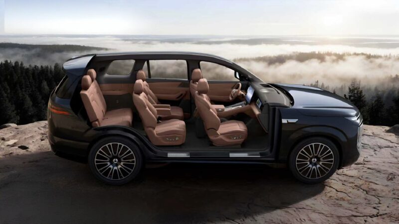 Prestes a estrear no Brasil, divisão de luxo da BYD apresenta interior do Denza N8L