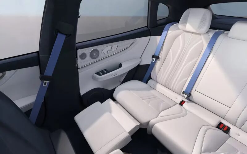 Zeekr 001 revela novo interior na China e estreia em 11 de outubro
