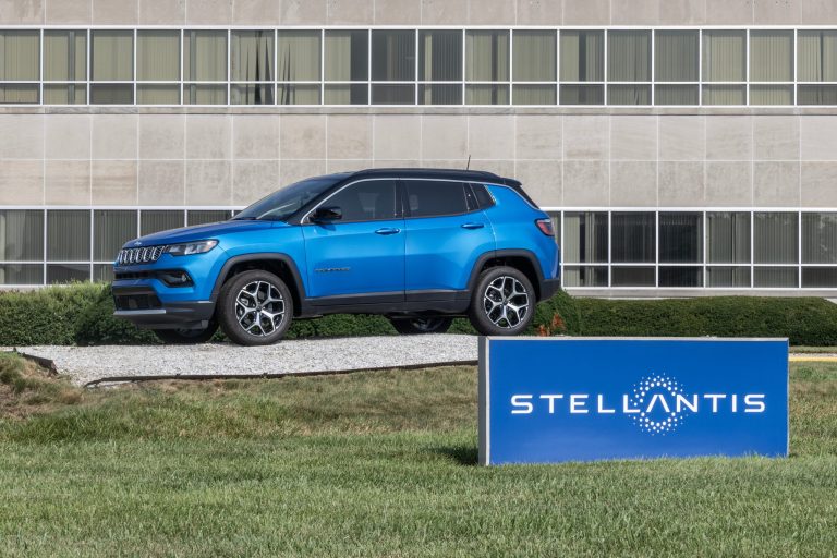 Parceria entre Stellantis e Bolt leva carros autônomos às ruas em 2026