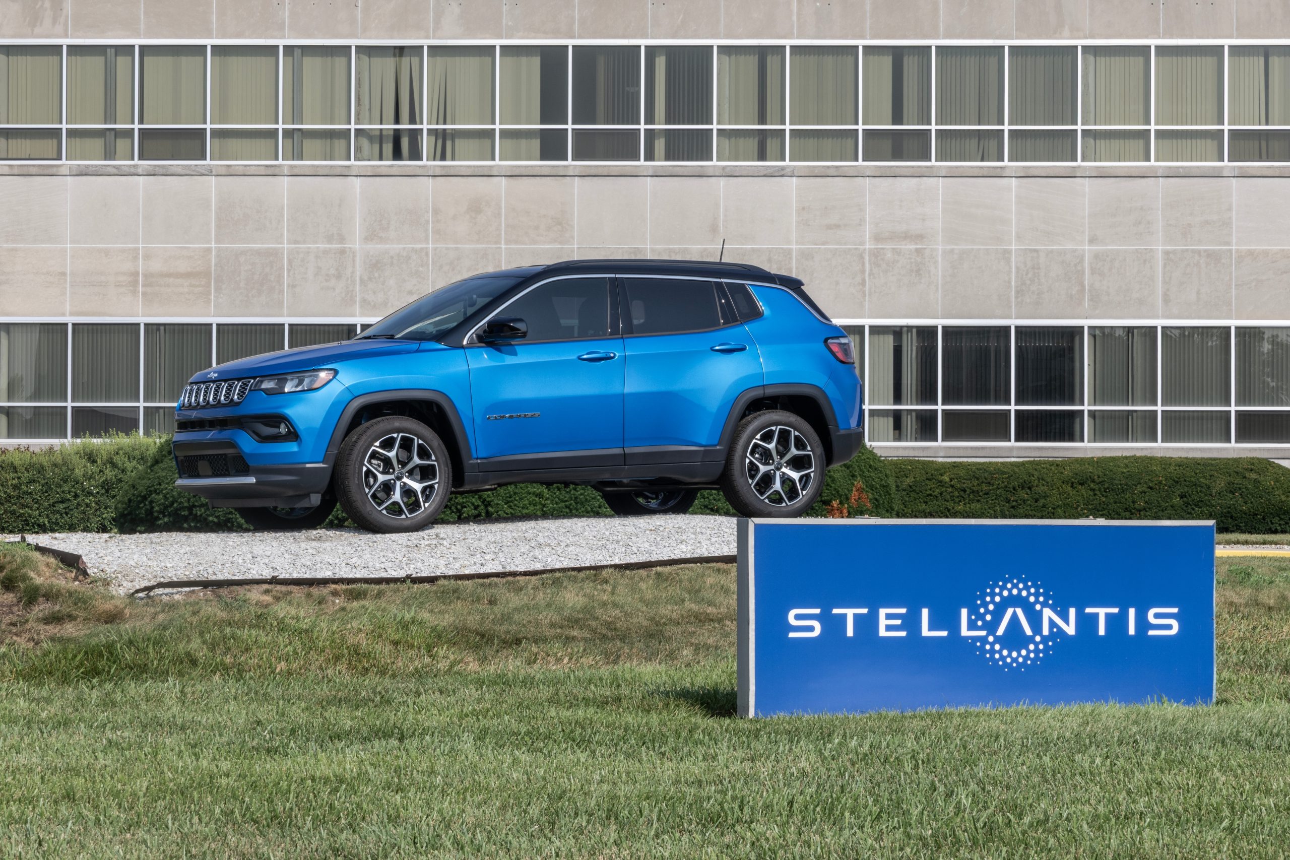 Parceria entre Stellantis e Bolt leva carros autônomos às ruas em 2026