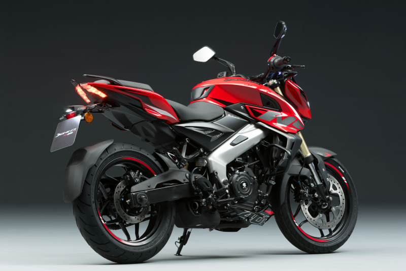 Bajaj lança Dominar NS400Z no Brasil por R$ 26.900 com motor de 40 cv