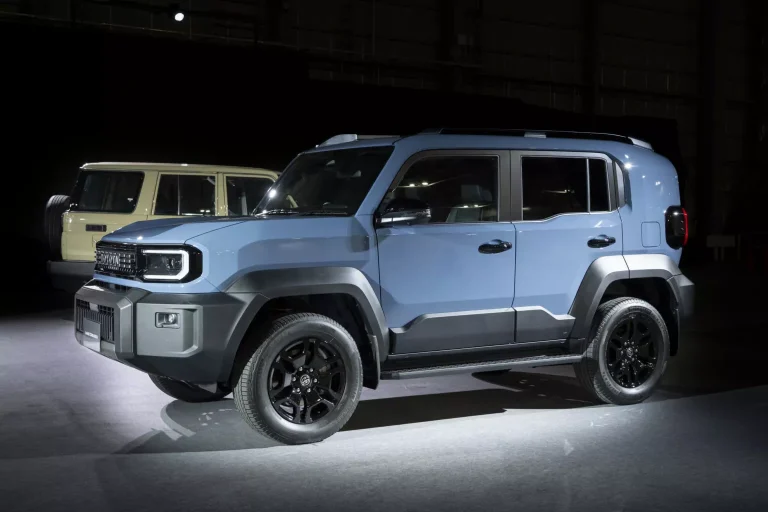 Toyota lança novo “Bandeirante” com base da Hilux e porte menor que o SW4