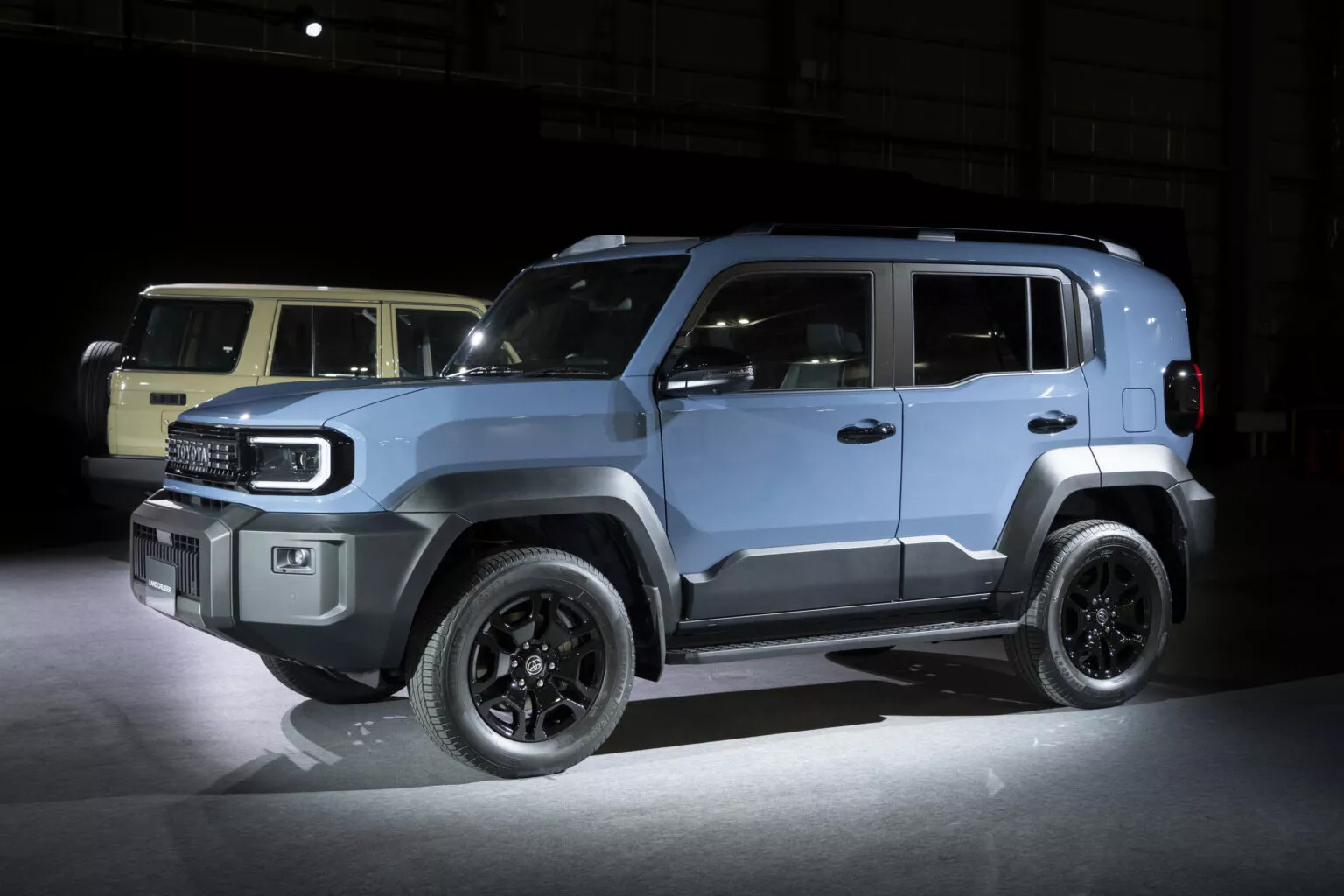 Toyota lança novo “Bandeirante” com base da Hilux e porte menor que o SW4
