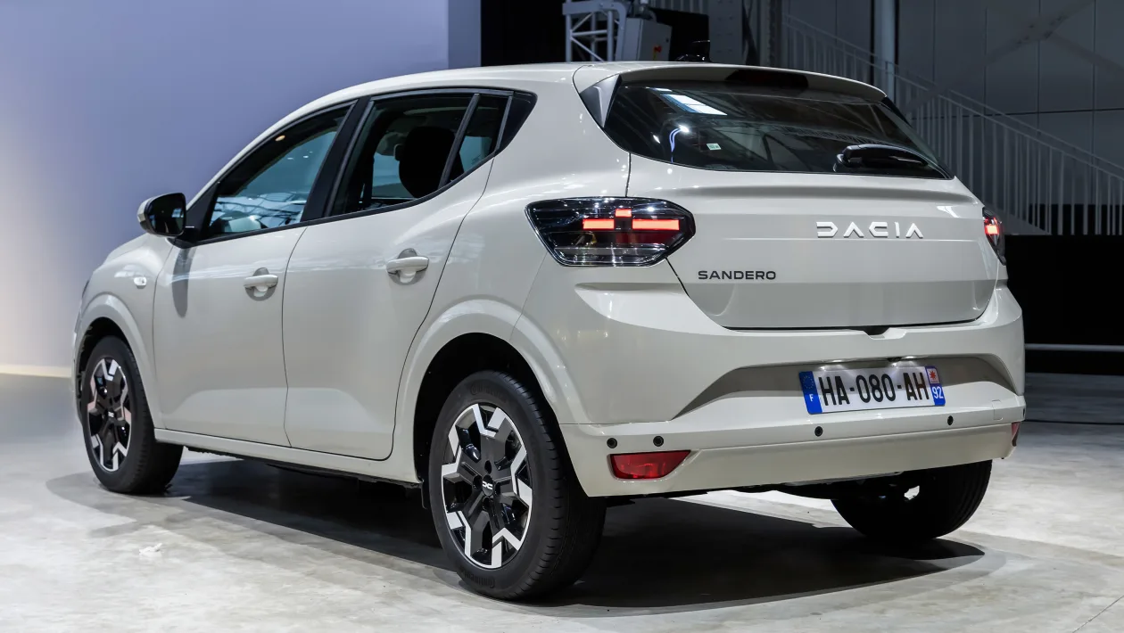 Sandero 2026 ganha versão híbrida do Clio para seguir no topo europeu