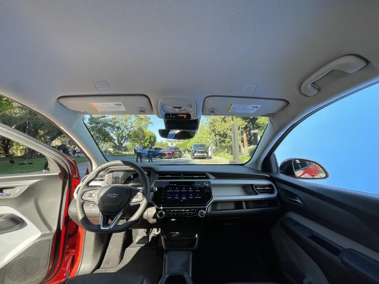 Novo Chevrolet Bolt 2027 chega com bateria mais eficiente e autonomia de 409 km