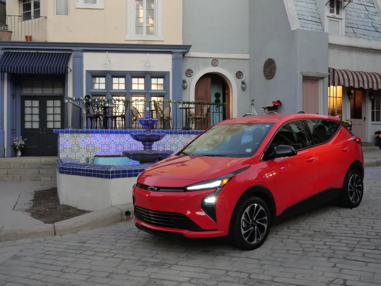 Novo Chevrolet Bolt 2027 chega com bateria mais eficiente e autonomia de 409 km