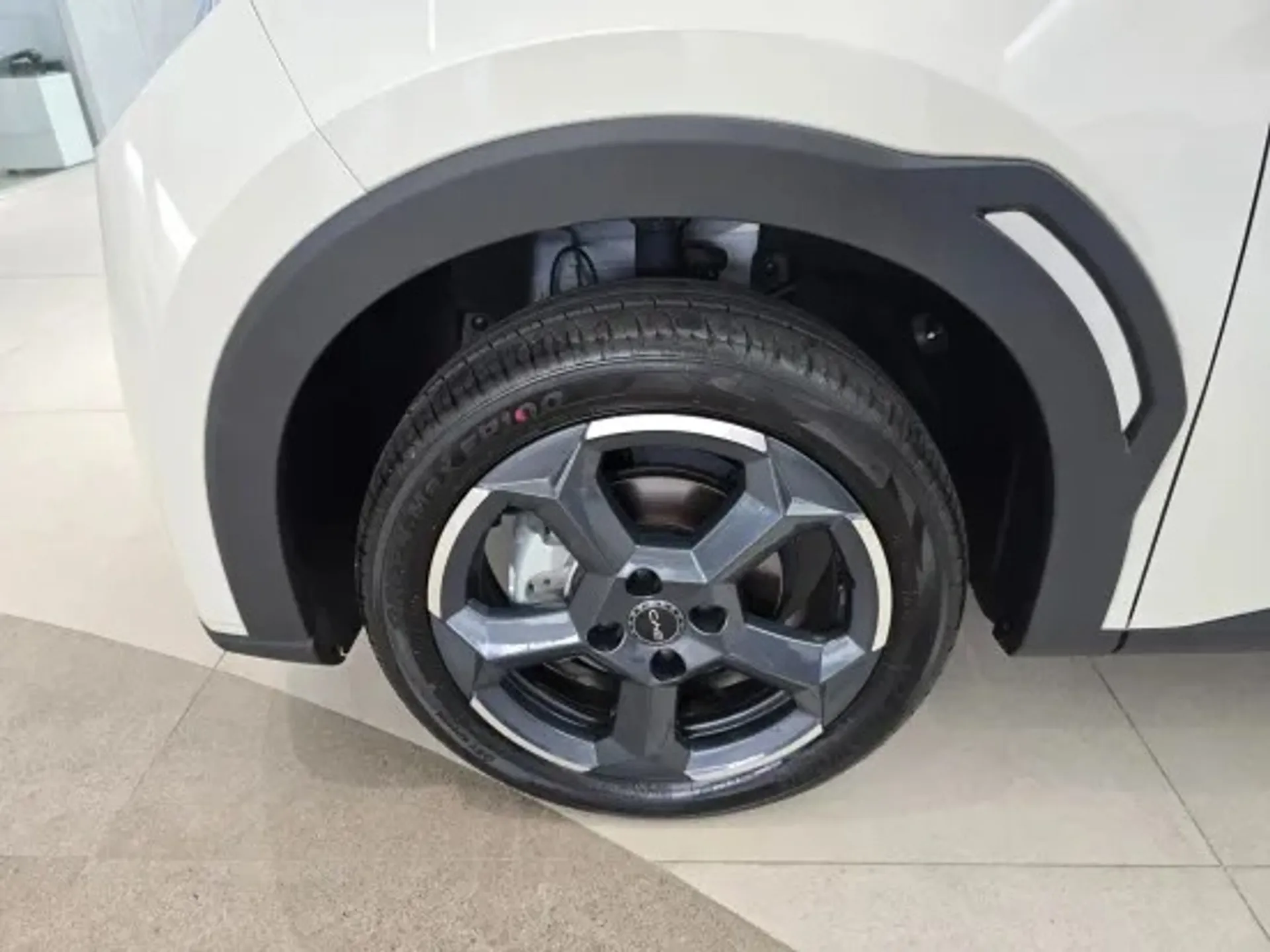 Descubra por que o pneu dos elétricos não é igual ao dos a combustão