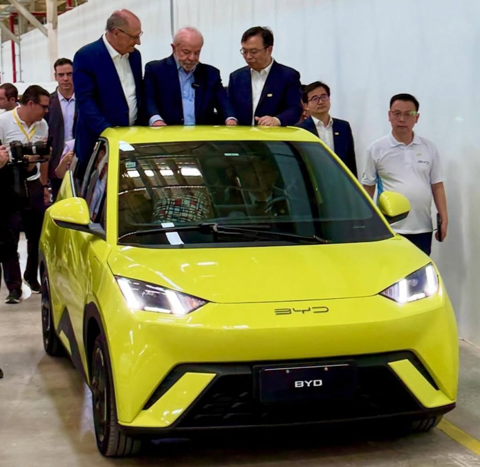 Dolphin Mini conversível rouba a cena em visita de Lula à BYD