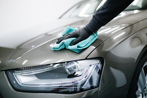Como lavar o carro em casa sem danificar a pintura